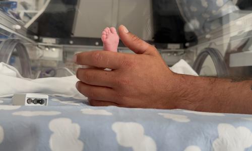 Pied d'un bébé hospitalisé en néonatologie