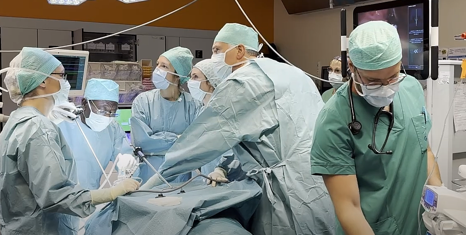 Chirurgiens dans une salle d'opération du Grand Hôpital de Charleroi