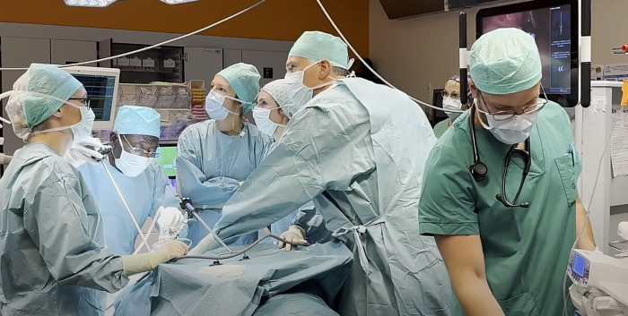 Chirurgiens dans une salle d'opération du Grand Hôpital de Charleroi